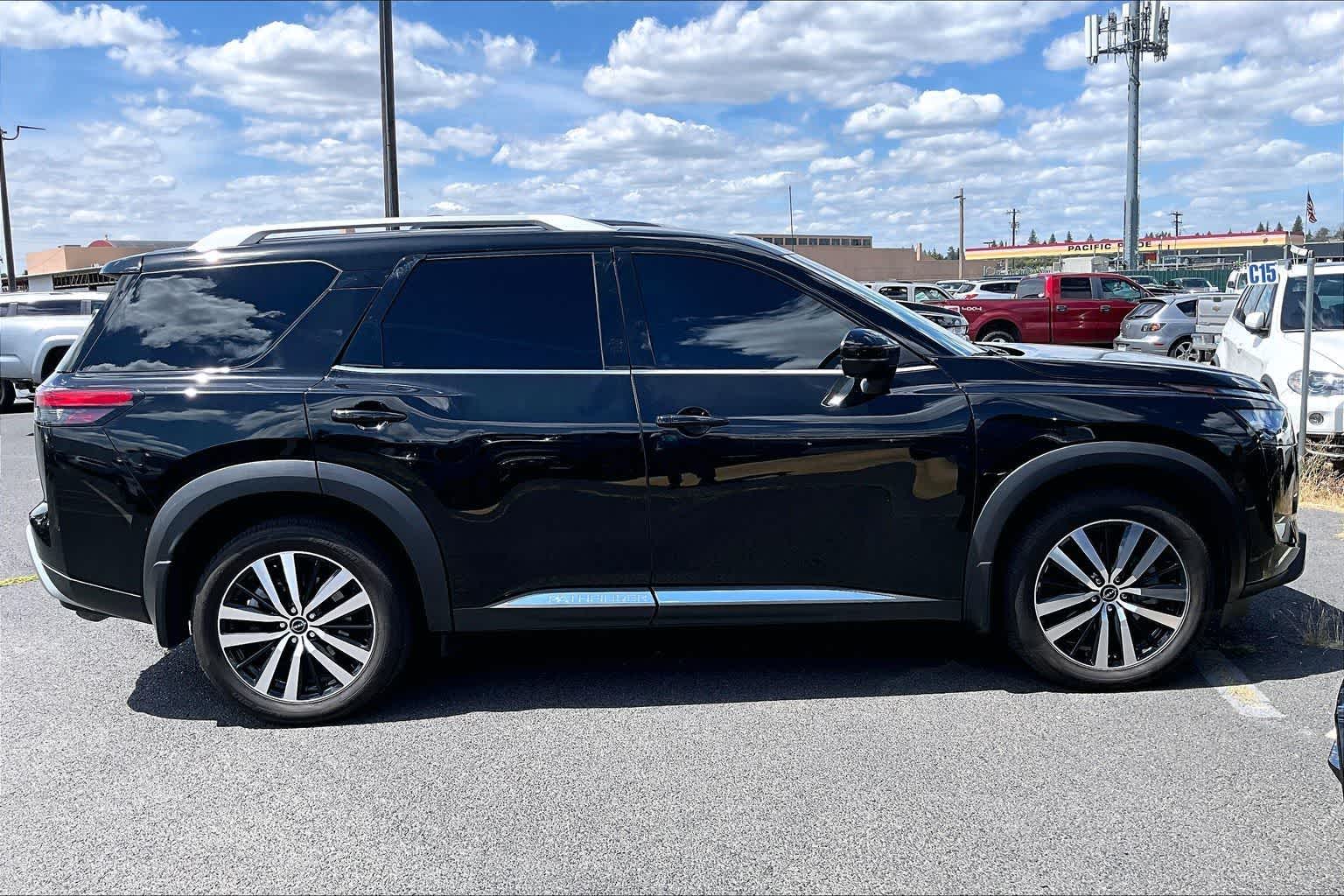 2025 Nissan Pathfinder Platinum