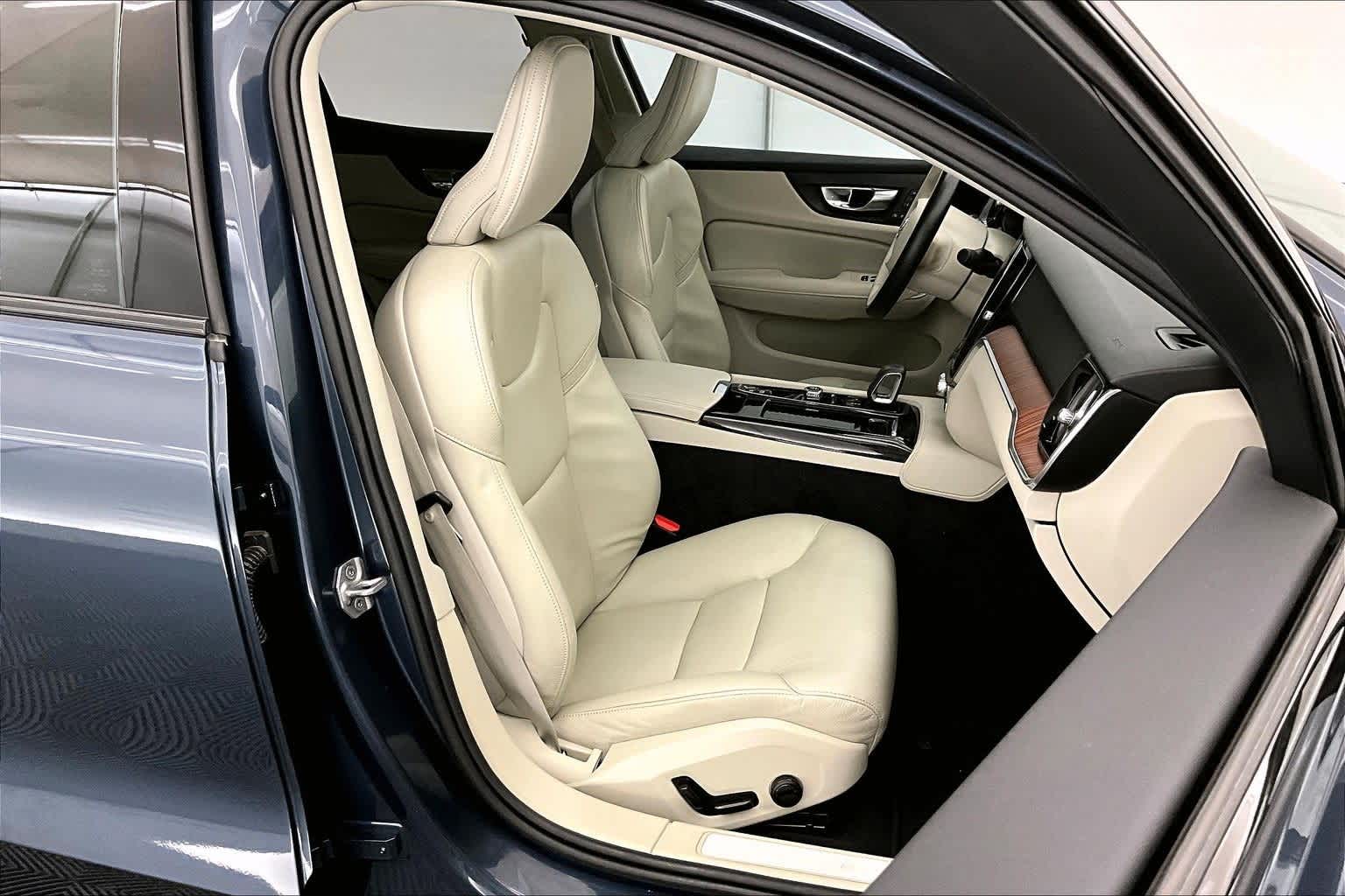 2022 Volvo S60 Recharge Plug-In Hybrid R-Design Expression