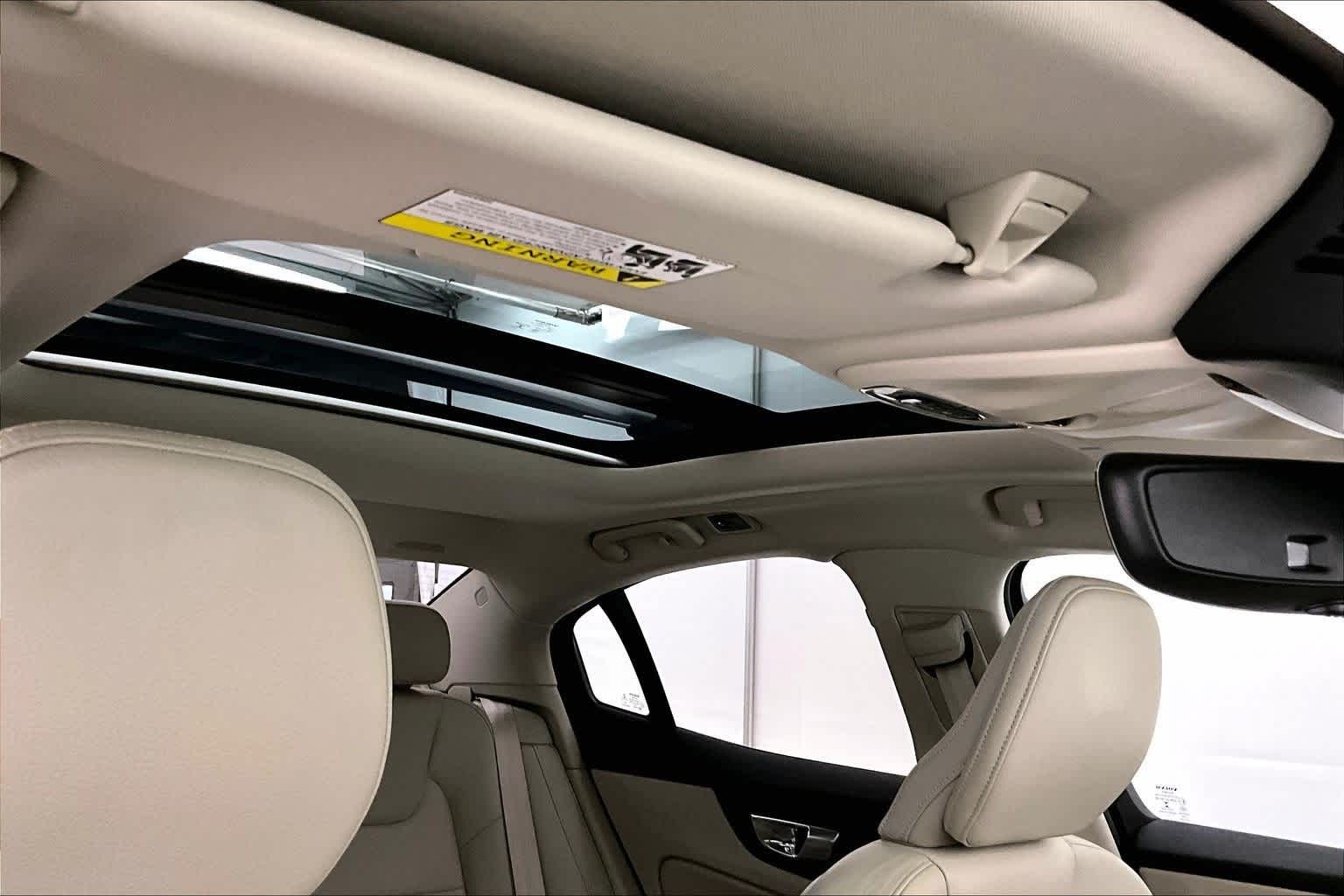 2022 Volvo S60 Recharge Plug-In Hybrid R-Design Expression