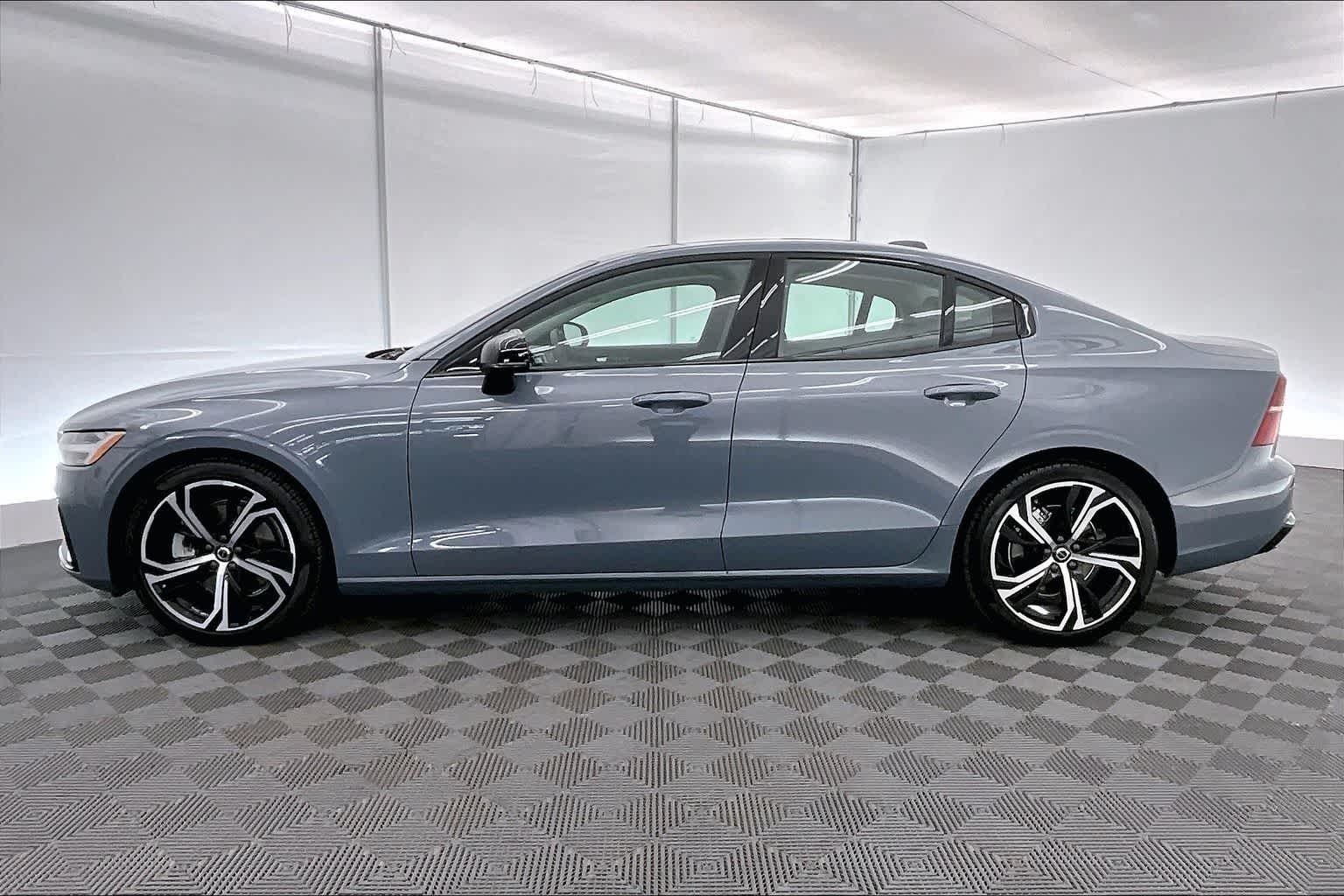 2024 Volvo S60 Core Dark Theme