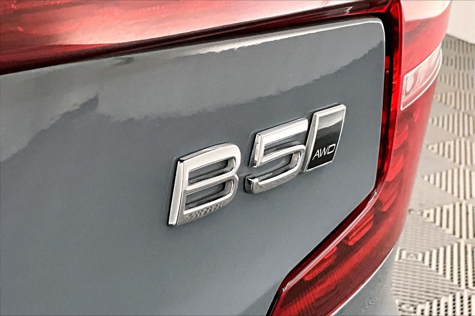 2024 Volvo S60 Core Dark Theme
