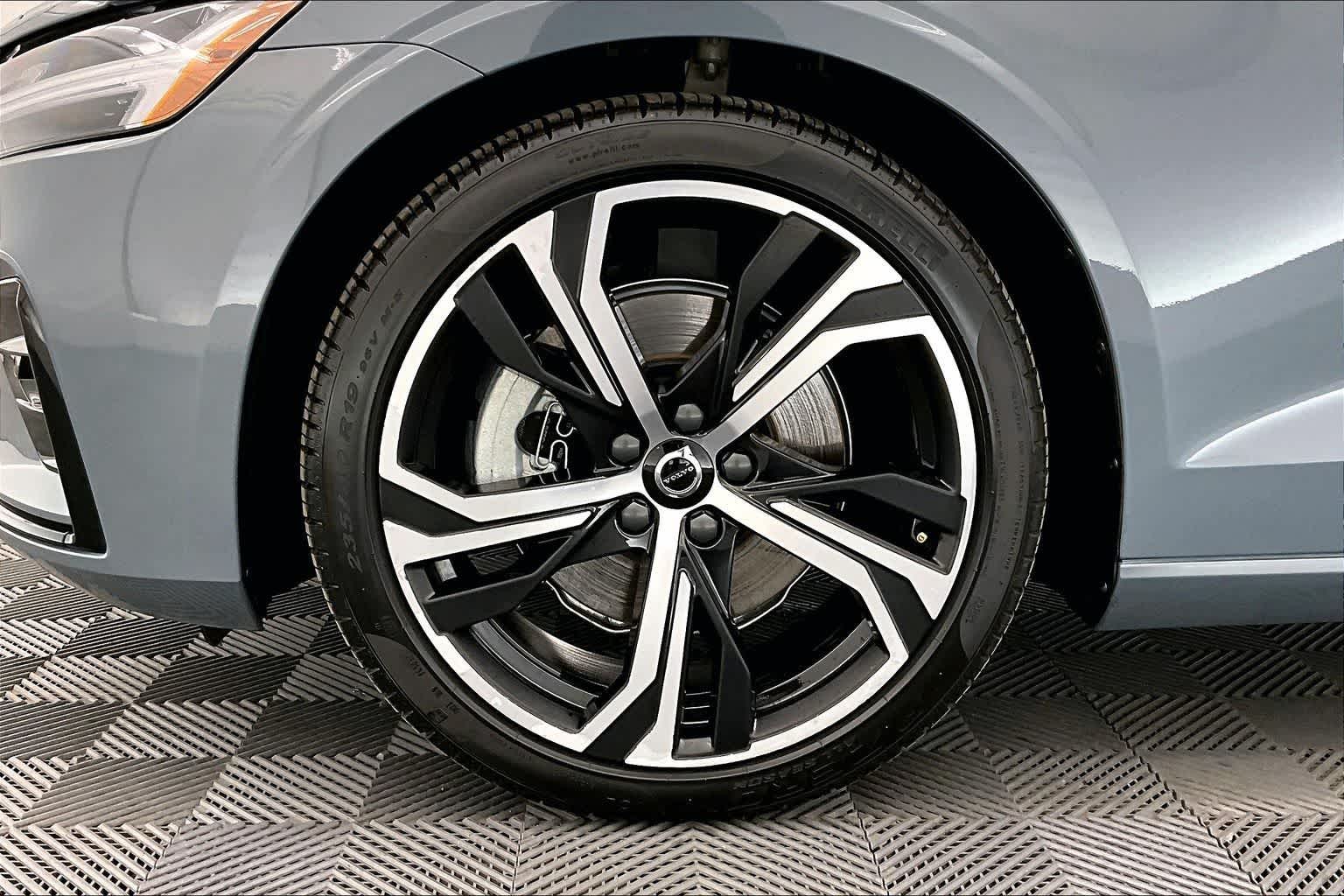 2024 Volvo S60 Core Dark Theme