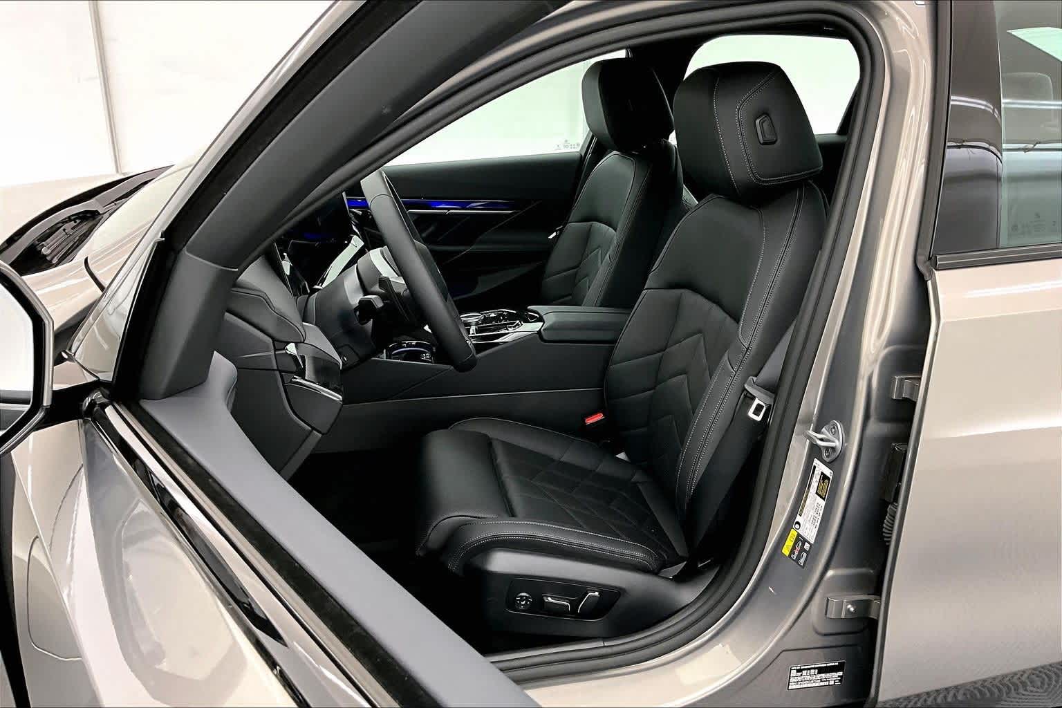 2025 BMW 5 Series 550e xDrive