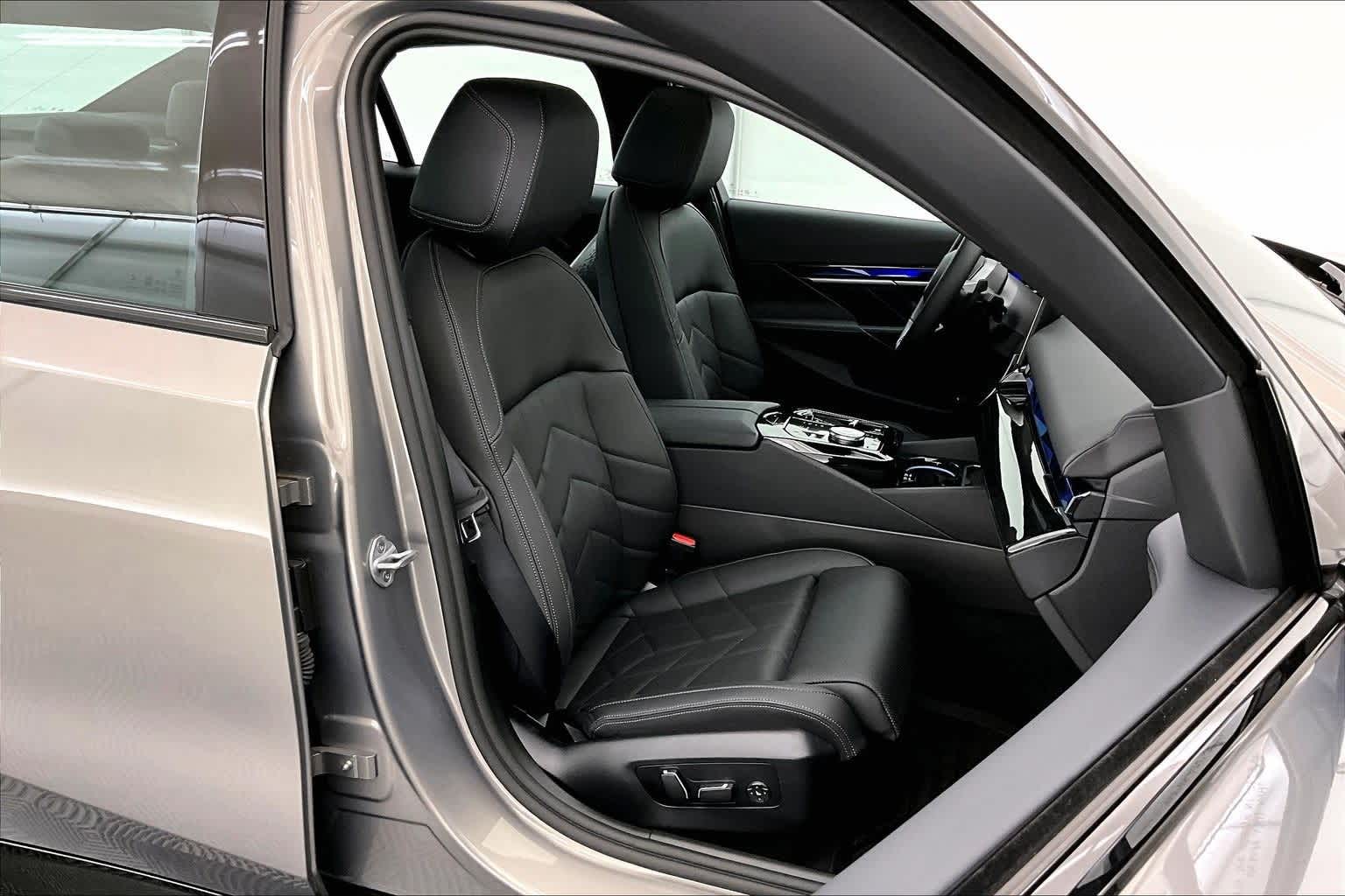 2025 BMW 5 Series 550e xDrive