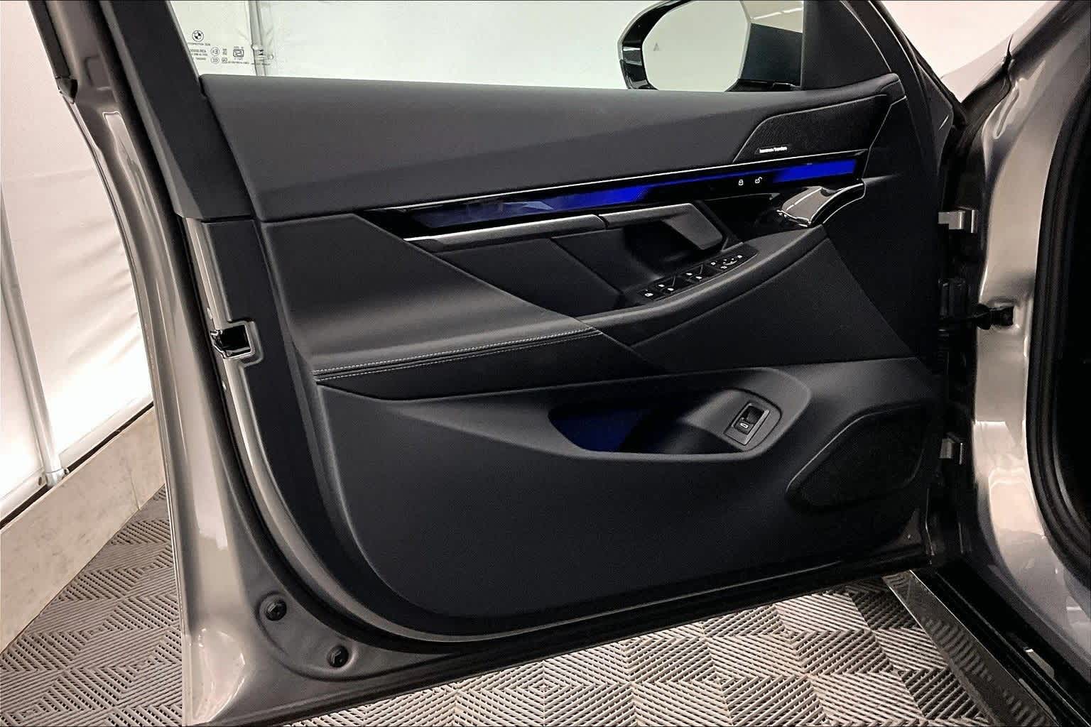 2025 BMW 5 Series 550e xDrive