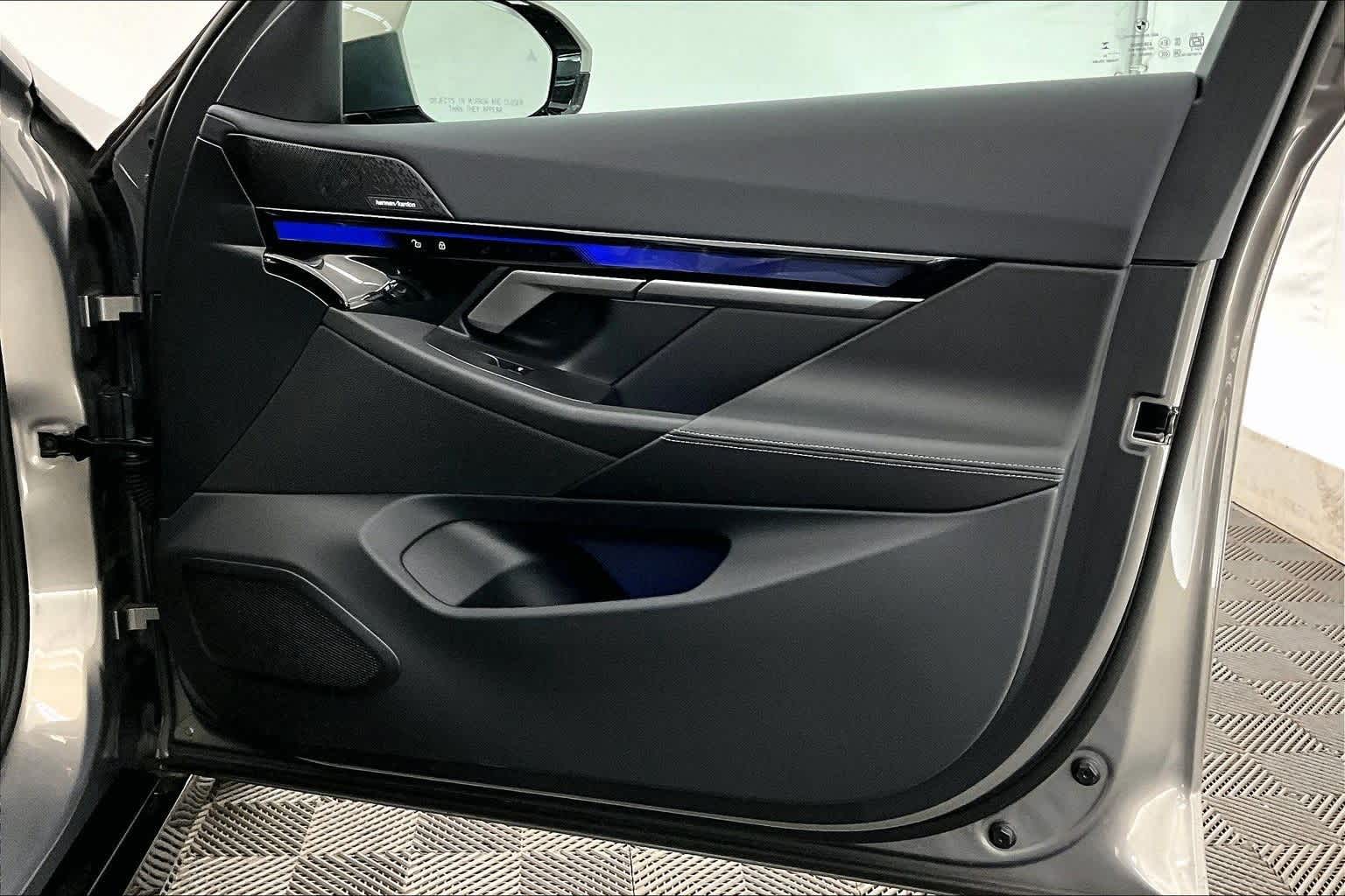 2025 BMW 5 Series 550e xDrive