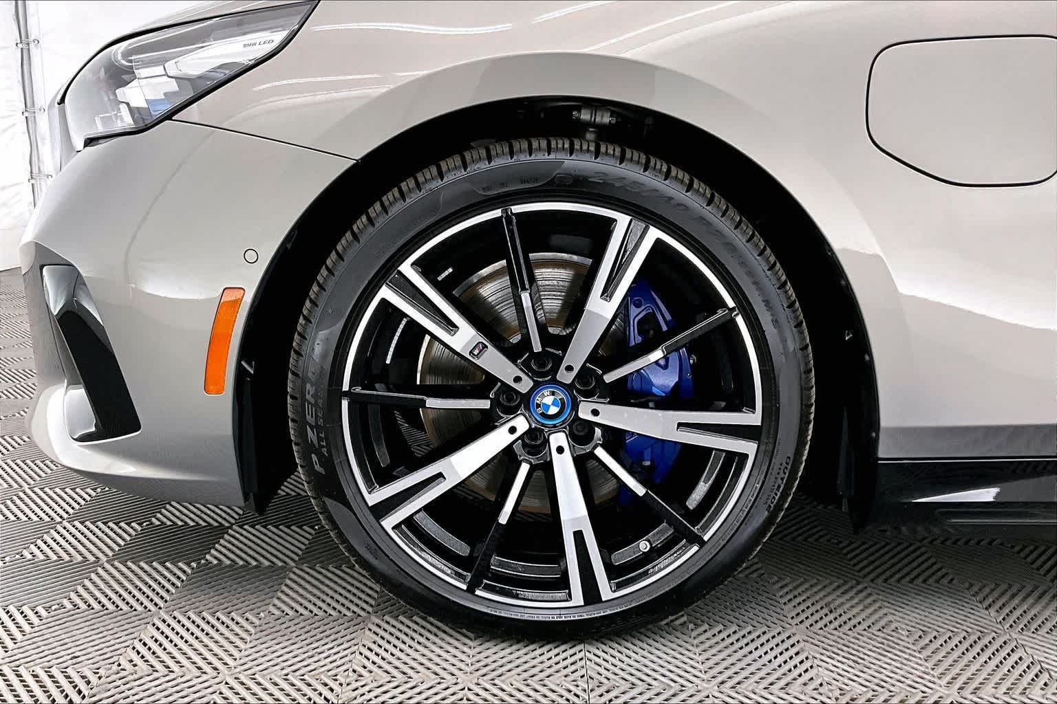 2025 BMW 5 Series 550e xDrive